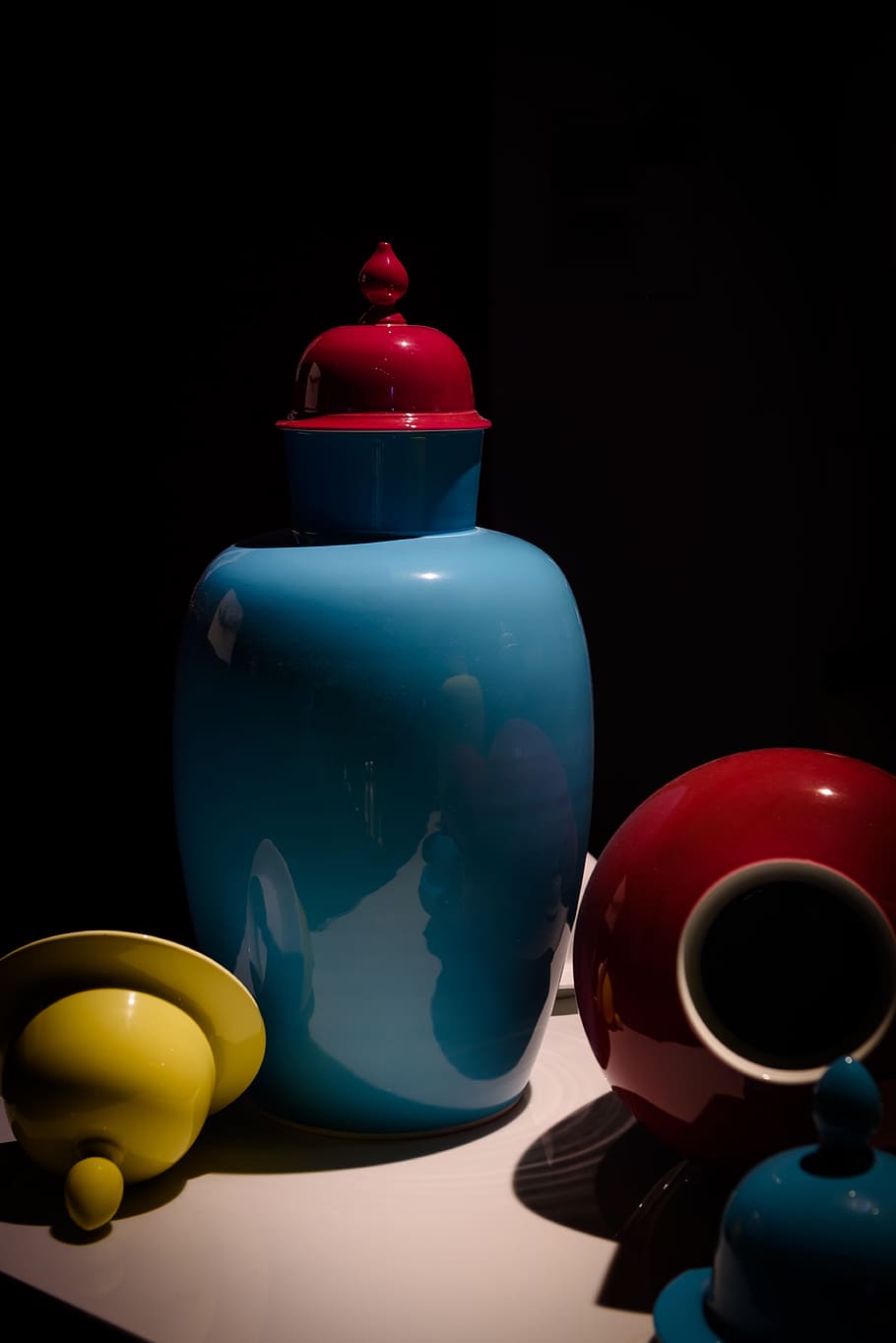 argila, fet a mà, material, objecte, decoració, peça, vermell, natura morta, a l'interior, taula, beure, fons negre, primer pla, tassa, menjar i beguda, tir de l'estudi, contenidor, cap gent, refresc, grup d'objectes, blau, multicolor, tassa de cafè, reflexió, ceràmica, vaixella, 5K