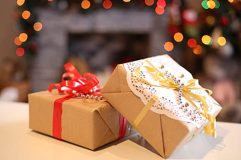 Geschenk, verpackt, Paket, Kamin, Weihnachten, Feier, Urlaub, Box, Kasten - Behälter, Dekoration, Geschenkbox, Weihnachtsbaum, beleuchtet, Band, Geschenkpapier, Weihnachtsdekoration, Band - Nähartikel, Fokus auf den Vordergrund, Baum, Weihnachtsbeleuchtung, Weihnachtsverzierung, keine Leute, 5K, CC0, gemeinfrei, lizenzfrei