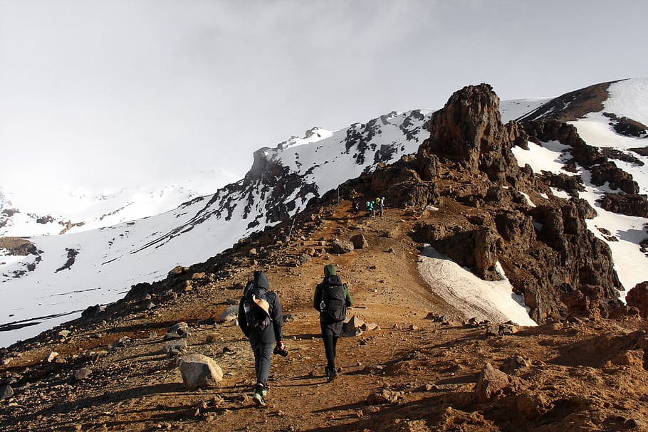 dos, home, escalada, muntanya, persona, a l'aire lliure, humà, naturalesa, sòl, neu, tongariro alpine crossing, Nova Zelanda, parc nacional de tongariro, gel, senderisme, hivern, pic, Serra, carretera, grava, Carretera bruta, animal, ocell, activitat d'oci, escenics - natura, bellesa a la natura, persones reals, cel, temperatura de fred, rock, dues persones, rock - object, homes, sòlid, gent, aventura, muntanya nevada, formació, 5K