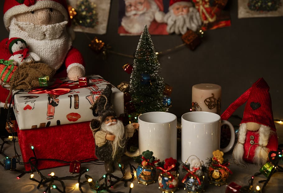 dos, blanc, ceràmica, tasses, taula, planta, arbre, arbre de Nadal, ornament, tassa de cafè, tassa, pastisseria, dolços, menjar, avet, abies, joguina, figureta, crema, gel, postres, pastís, regal, foc, Nadal, festa, celebració, decoració, decoració de Nadal, adorn de Nadal, a l'interior, il·luminat, esdeveniment de celebració, natura morta, vacances - esdeveniment, cap gent, vermell, Pare Noél, 5K