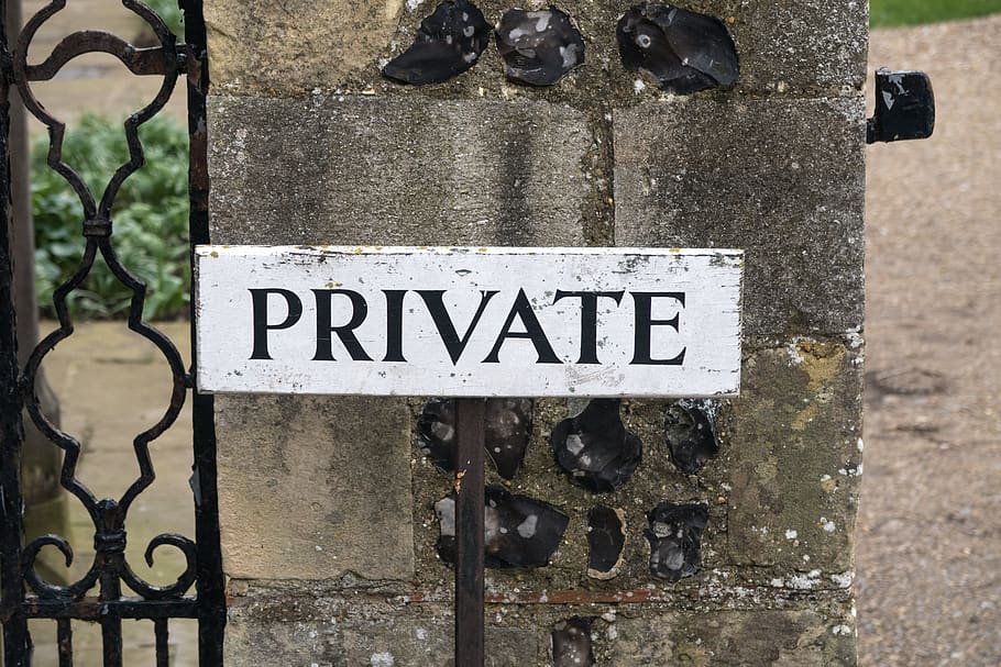 privat, signe, seguretat, accés, privadesa, excloure, tanca, parada, propietat, prohibit, bloc, prevenir, avís, restringit, entrada, sense entrada, pedra, pilar, text, comunicació, guió occidental, dia, cap gent, metall, primer pla, informació, signe d'informació, a l'aire lliure, límit, centrar-se en primer pla, lletra majúscula, guió, barrera, porta, 5K