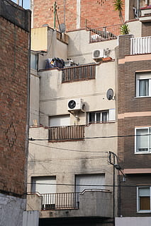 bianca, condensatore a unità ca, esterno dell'edificio, architettura, struttura costruita, finestra, costruzione, quartiere residenziale, giorno, Inquadratura dal basso, parete, nessuno, muro di mattoni, città, all'aperto, mattone, tecnologia, caratteristica della parete, antenna parabolica, satellitare, condizionatore, luce del sole, appartamento, 8K, CC0, dominio pubblico, privo di copyright