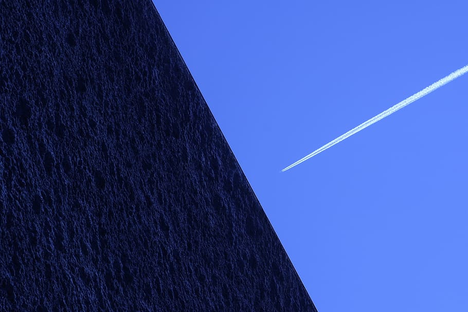 blau, geometria, línies, blau clar, blau fosc, avió, pista de fum, cel, cel clar, pista de vapor, naturalesa, vista d’angle baix, còpia espai, cap gent, dia, bellesa a la natura, a l'aire lliure, arquitectura, estructura construïda, escenics - natura, espai, vehicle aeri, fons, transport, patró, directament a sota, llarg, 4K