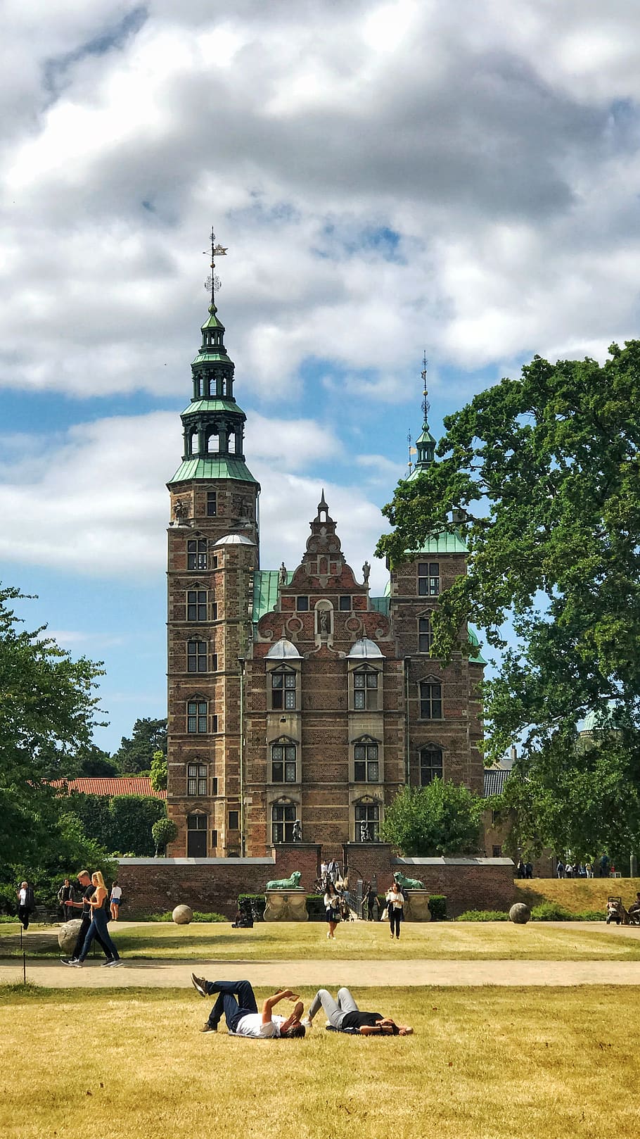 arkitektur, tårn, bygning, human, person, klokke tårn, Spir, kavalergangen, Danmark, København, by, by-, downtown, slot, universitetsområde, fort, bygning udvendig, bygget struktur, himmel, sky - himmel, plante, træ, natur, gruppe af mennesker, rejsemål, rigtige mennesker, græs, herrer, dag, mennesker, tilfældige mennesker, voksen, gruppe af dyr, udendørs, 2K