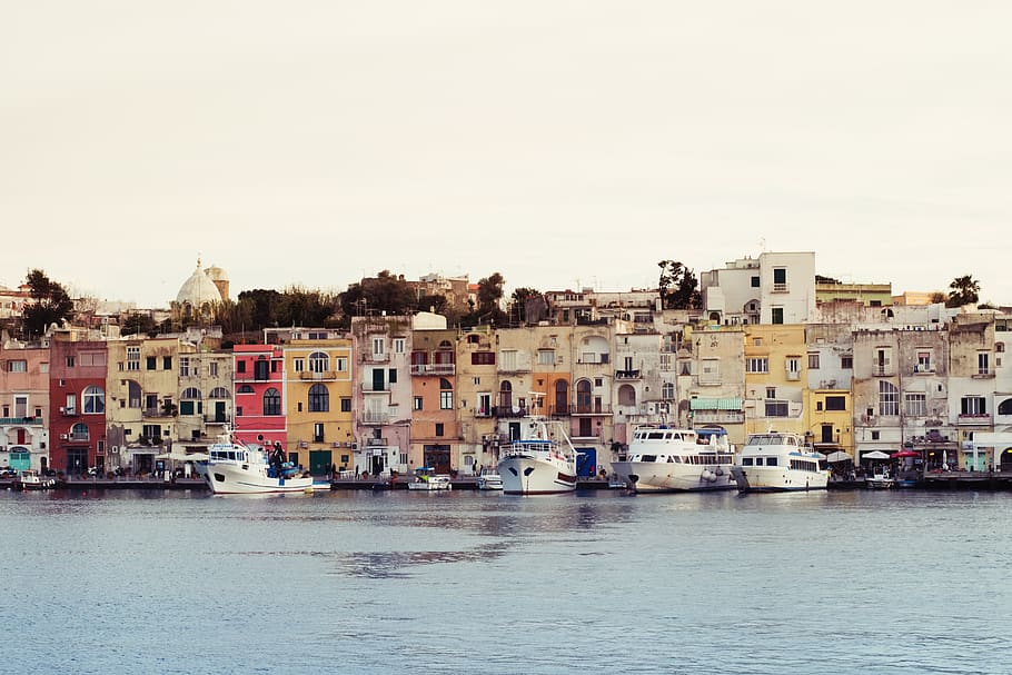 Itálie, procida, exteriér budovy, architektura, stavba, námořní plavidlo, nebe, voda, přeprava, město, způsob dopravy, nábřeží, rezidenční čtvrti, čisté nebe, budova, Příroda, den, nikdo, moře, venku, města, osobní plavidlo, jachta, 5K