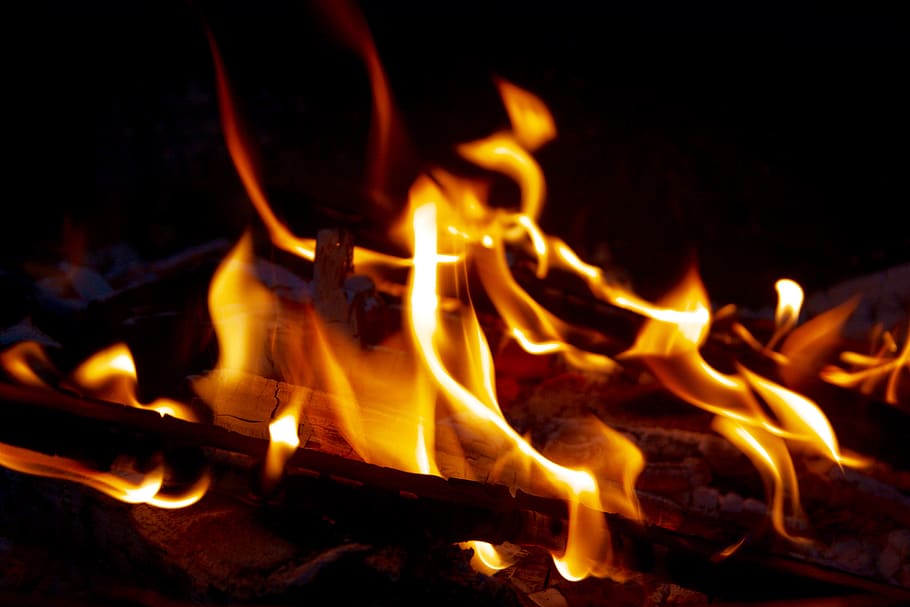 ild, flamme, flammer, brænding, lejrbål, lys, flimmer, blis, brand - naturligt fænomen, varme - temperatur, natur, bål, træ - materiale, orange farve, træ, nat, bevægelse, log, tæt på, Brænde, glødende, gul, ingen mennesker, Camping, begivenhed, mørk, helvede, sort baggrund, 4K