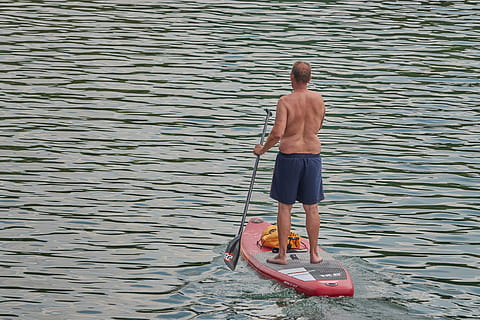 paleta, remo, estar, río, agua, deporte, timón, ocio, verano, activo, recuperación, paseo en barco, una persona, hombres, gente real, día, sin camisa, barco náutico, mar, en pie, vista trasera, transporte, actividad de ocio, naturaleza, estilos de vida, al aire libre, ondulado, vacaciones, pantalones cortos, 5K, CC0, dominio público, libre de derechos