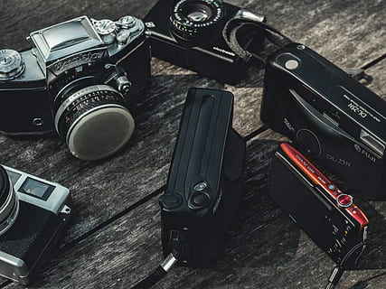 flere, point-and-shoot-kameraer, forskellige, farver, kamera, elektronik, digitalt kamera, strop, video kamera, armbåndsur, linsedæksel, symbol, varemærke, logo, stereoanlæg, kameralinsen, stikkontakt, elektrisk enhed, tape player, kassetteafspiller, træ, adapter, stativ, lukker, kamera - fotografisk udstyr, fotografering temaer, fotografisk udstyr, bord, høj vinkel visning, teknologi, stilleben, ingen mennesker, udstyr, indendørs, meddelelse, retro stylet, objektiv - optisk instrument, analog, musik, kunstkultur og underholdning, Medierne, antik, hjemme videokamera, 4K, CC0, offentligt domæne, royaltyfrie