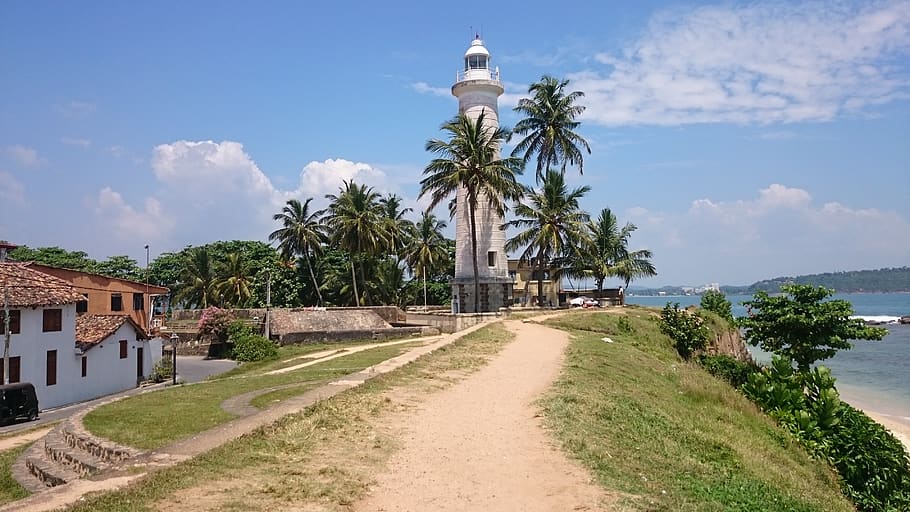 edifici, arquitectura, torre, far, Camí, arbre, planta, Palmera, arecaceae, a l'aire lliure, estiu, vegetació, passarel·la, tropical, ruta, vila, habitatge, casa, torre de control, cel, estructura construïda, naturalesa, clima tropical, aigua, exterior de l'edifici, núvol - cel, dia, llum solar, direcció, el camí a seguir, cap gent, creixement, terra, 4K