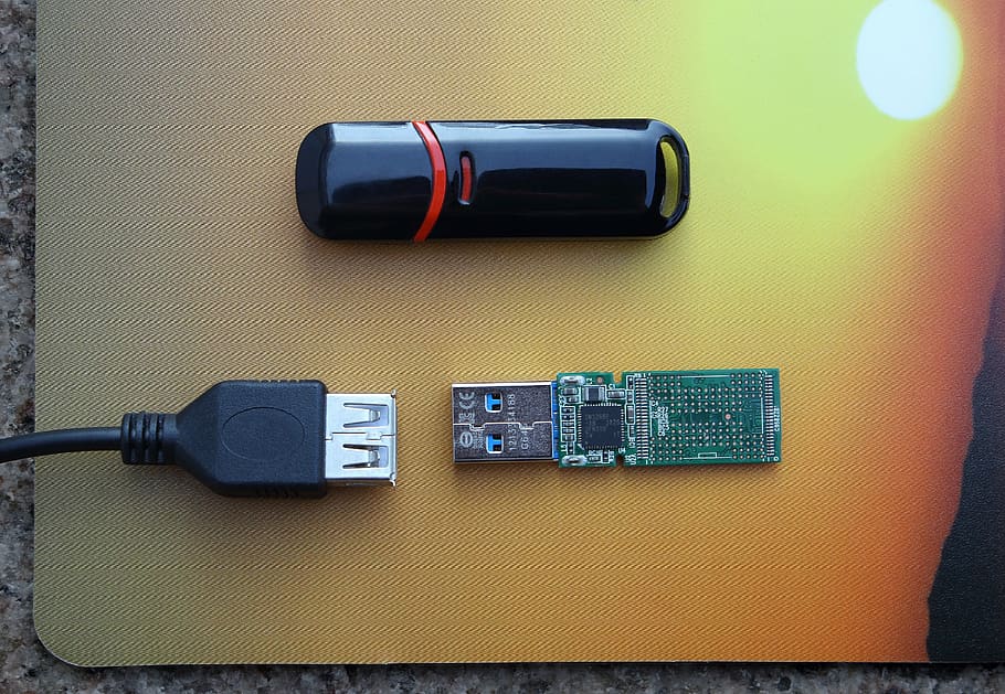 usb, pal, memòria, ordinador, emmagatzematge, electrònica, tecnologia, dades, còpia de seguretat, connexió, digital, flaix, desmuntable, cable, electricitat, tecnologia sense fils, a l'interior, endoll de connexió de xarxa, comunicació, cap gent, Internet, Font d'alimentació, endoll elèctric, generació de combustible i energia, primer pla, xarxa d’ordinadors, equipament elèctric, equipament, control, indústria, component elèctric, 2K