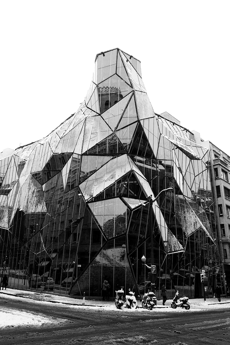Spanien, Bilbao, modern, Reflexion, Glas, Winter, Schnee, Trend, städtisch, Schwarz und weiß, bandw, Gebäude, die Architektur, gebaute Struktur, Gebäudehülle, Himmel, klarer Himmel, Natur, Transport, keine Leute, Transportmittel, Stadt, Auto, Tag, Kraftfahrzeug, draußen, Straße, Landfahrzeug, Flachwinkelansicht, alt, 5K
