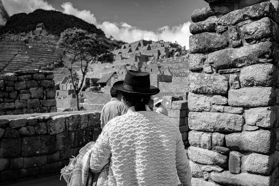 perú, cusco, bw, barret, antics, blanc i negre, negre, persones reals, vista del darrere, arquitectura, paret, estructura construïda, dia, roba, paret de pedra, una persona, funció de construcció de parets, exterior de l'edifici, història, antic, cintura cap amunt, naturalesa, estils de vida, maó, el passat, a l'aire lliure, arruïnat, 1080P