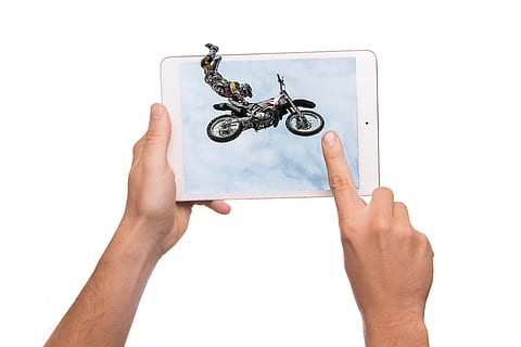 tableta, 3d, elektronický, objekt, dotek, obrazovka, technologie, motokros, kolo, sport, člověk, aktivita, ruka, lidské ruky, bílé pozadí, část lidského těla, studio shot, hospodářství, jedna osoba, bezdrátové technologie, sdělení, vystříhnout, muži, chytrý telefon, přenosné informační zařízení, spojení, uvnitř, ukazující, kopie prostor, prst, lidská končetina, 5K, CC0, veřejná doména, bez autorských práv