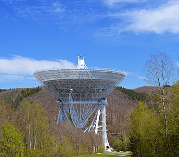 vit, satellit, omgiven, träd, arkitektur, grenar, moln, gräs, landskap, vetenskap, himmel, teknologi, trän, växt, byggd struktur, natur, moln - himmel, dag, inget folk, landa, torn, miljö, kommunikation, global kommunikation, blå, utomhus, förbindelse, byggnad exteriör, lugn, vattenbesparing, 4K, CC0, offentligt domän, royaltyfria