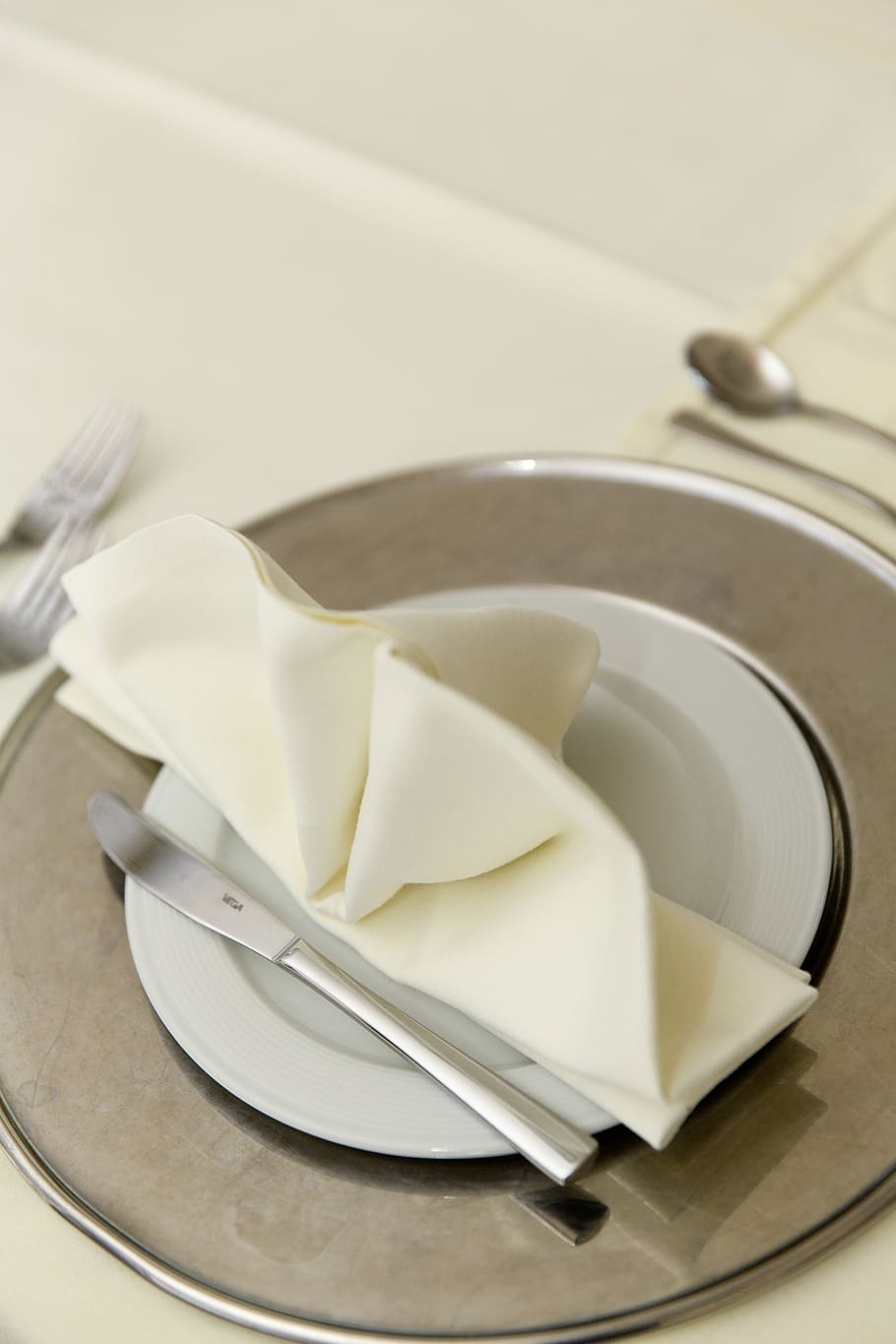 taula, configuració, restaurant, placa, tovalló, ganivet, vaixella, estri de cuina, utensili per menjar, equipament per a la llar, cullera, primer pla, forquilla, cap gent, natura morta, a l'interior, menjar i beguda, menjar, ganivet de taula, vista d’angle alt, Color blanc, plat buit, centrar-se en primer pla, acer, sopar, 5K