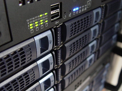 noir, gris, dispositif, analogue, brouiller, fermer, Les données, base de données, électronique, industriel, l'Internet, réseau, Bureau, panneau, grille, Sécurité, serveur, un service, La technologie, USB, travail, personne, la musique, culture artistique et divertissement, mise au point sélective, équipement audio, à l'intérieur, équipement informatique, équipement, la communication, industrie, dans une rangée, lien, plein cadre, ordinateur, grand groupe d'objets, contrôle, arrière-plans, matériel d'enregistrement sonore, serveur de réseau, 2K, CC0, domaine public, libre de droits