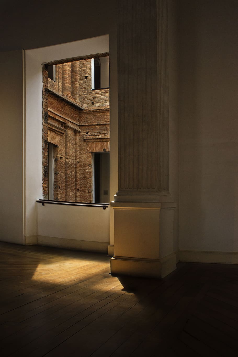 obre la finestra, Brasil, apartament, edifici, pilar, pinacoteca do estado de paulo, sòls, llum solar, ombra, finestra, fusta dura, fusta, pis, paret, marc, llum, maó, vista, interior, buit, obert, a l'interior, arquitectura, porta, entrada, cap gent, interior de casa, estructura construïda, terres de fusta dura, material de fusta, dia, funció de construcció de parets, absència, arcade, fosc, habitació domèstica, 5K