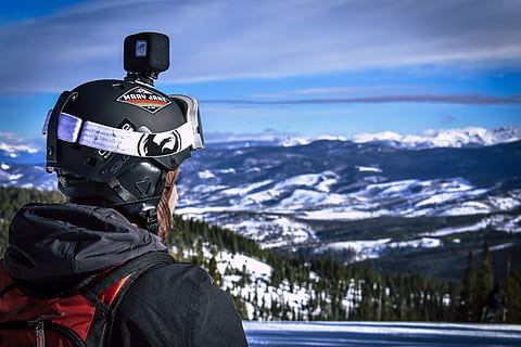 Mann, Helm, Action-Kamera, suchen, Schneeberg, Wolken, kalt, Tageslicht, tagsüber, Umgebung, zing, Frost, eisig, frostiges Wetter, gefroren, Gletscher, hoch, Eis, Landschaft, Gebirge, Berge, Natur, Naturfotografie, Ozean, Person, szenisch, Meer, Himmel, Schnee, schneebedeckt, schneebedeckte Berge, Tourismus, Bäume, Wasser, Wetter, Winter, Winterlandschaft, Berg, kalte Temperatur, Szenen - Natur, echte Menschen, eine Person, Tag, Nicht-städtische Szene, Rückansicht, Schönheit in der Natur, Wintersport, Kopfbedeckungen, Männer, schneebedeckter Berg, Regierung, Uniform, 5K, CC0, gemeinfrei, lizenzfrei