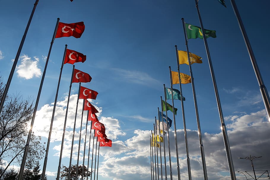 bandera turca, bandera, cel, núvol, blau, groc, directa, verd, gall dindi, san, onada, blanc, cels, turc, otomana, seljuk, hun, vista d’angle baix, el patriotisme, naturalesa, núvol - cel, vermell, cap gent, dia, pol, medi ambient, vent, arquitectura, a l'aire lliure, estructura construïda, exterior de l'edifici, agitant, llum solar, independència, 5K