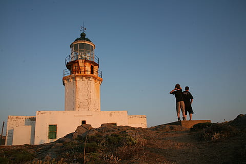 Grécia, estrutura construída, arquitetura, céu, pessoas reais, estilos de vida, atividade de lazer, exterior do edifício, homens, céu limpo, natureza, história, o passado, duas pessoas, pessoas, torre, união, construção, luz solar, dia, comprimento total, ao ar livre, par - relacionamento, 4K, CC0, domínio público, royalty free