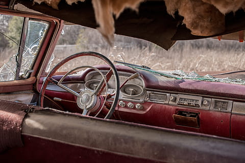 Oldtimer, alt, Auto, Rost, Antiquität, verrostet, zerfallen, rot, Kraftfahrzeug, Transportmittel, Transport, Landfahrzeug, Lenkrad, verlassen, Retro-Stil, Tag, Metall, keine Leute, rostig, Autoinnenraum, obsolet, drinnen, Fahrzeuginnenraum, Reise, Leder, 5K, CC0, gemeinfrei, lizenzfrei