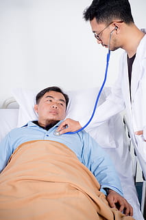 doctor, comprobación, mapas de cofre, utilizando, estetoscopio, persona, humano, gente, Indonesia, Sukabumi, retrato, cara, actividades de ocio, púrpura, salud y medicina, paciente, acostado, hombres, dos personas, adentro, hospital, ocupación, adulto, cama, Equipo medico, instrumento médico, suministros médicos, cuidado, gente real, ropa, mueble, adulto joven, bata de laboratorio, Examen médico, responsabilidad, 4K, CC0, dominio público, libre de derechos