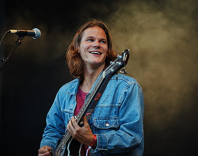 uomo, giocando, chitarra, analizzare, cercare, guardare, Sideway, persona, persone, umano, musica, Norvegia, fortezza di oscarsborg, Oscarsborg, esecutore, attività ricreative, musicista, strumento musicale, chitarrista, gruppo musicale, palcoscenico, denim, roccia, eseguire, pop, basso, microfono, dispositivo di input, prestazione, una persona, cantando, detenzione, cantante, giovane adulto, cultura artistica e intrattenimento, sorridente, abbigliamento casual, in piedi, felicità, artista, adulto, dalla vita in su, supporto per microfono, concerto di musica popolare, 2K, CC0, dominio pubblico, privo di copyright