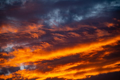 gyldne timers skyer, skyer, overskyet, farver, dramatisk, aften, gylden time, himmel, natur, naturskøn, solnedgang, sky - himmel, dramatisk himmel, orange farve, skønhed i naturen, baggrunde, cloudscape, scenics - natur, multi farvet, miljø, ingen mennesker, ro, atmosfære, storm, levende farve, abstrakt, udendørs, mørk, abstrakte baggrunde, lyse, 5K, CC0, offentligt domæne, royaltyfrie