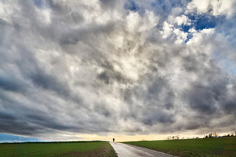 Himmel, dramatisch, Feld, gehen, Weg, Landschaft, Natur, Entspannung, Wandern, Mann, idyllisch, Felder, wolke - himmel, Umgebung, Horizont über Land, Horizont, Land, Szenen - Natur, Gras, Straße, Schönheit in der Natur, Wolkengebilde, ländliche Szene, keine Leute, Sturm, Ruhe, einfach, draußen, 5K, CC0, gemeinfrei, lizenzfrei