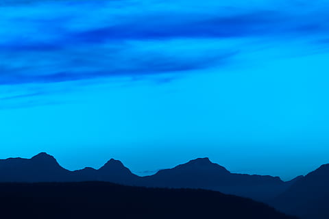 cielo, la modifica, luce, pendenza, ombra, montagna, scenario, blu, tramonto, la tranquillità, silhouette, scena tranquilla, scenics - natura, bellezza nella natura, nuvola - cielo, nessuno, natura, catena montuosa, scena non urbana, idilliaco, ambiente, all'aperto, crepuscolo, copia spazio, paesaggio, maestoso, picco di montagna, 5K, CC0, dominio pubblico, privo di copyright