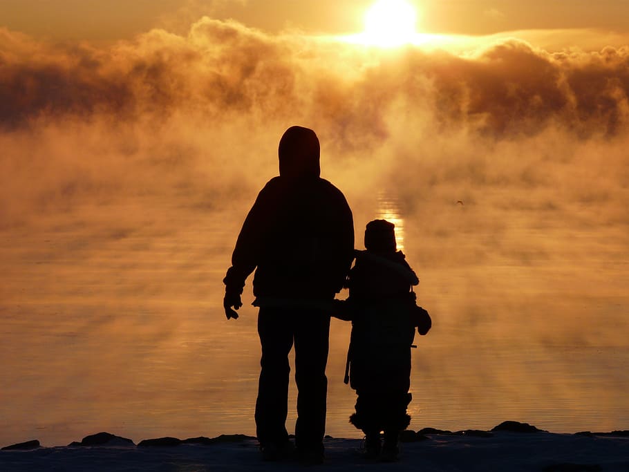 Silhouette Fotografie, zwei, Person, Sonnenuntergang, Strand, Wolke, Dämmerung, Abend, Familie, Nebel, Landschaft, Menschen, Himmel, Sonne, Sonnenaufgang, zusammen, orange Farbe, zwei Menschen, Silhouette, Stehen, Männer, Zusammengehörigkeit, Rückansicht, Natur, echte Menschen, Verbindung, in voller Länge, Schönheit in der Natur, Freizeitbeschäftigung, Lebensstile, Liebe, Szenen - Natur, positive Emotionen, draußen, Sohn, 2K