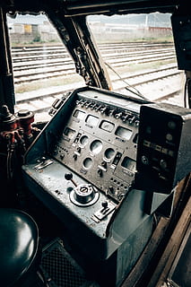kokpit pociągu, wnętrze pojazdu, kontrola, transport, środek transportu, panel sterowania, wewnątrz, samochód, dzień, żadnych ludzi, okno, szkło - materiał, technologia, zbliżenie, wysoki kąt widzenia, pojazd lądowy, przezroczysty, podróżować, stary, 2K, CC0, domena publiczna, darmowe zdjęcia