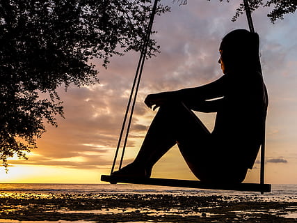 silueta, dona, swing, daurat, hores, retroil·luminat, platja, núvols, fosc, alba, somiar despert, paisatge, mirant, oceà, gent, persona, recreació, relaxant, mar, paisatge marí, vora del mar, ombra, assegut, cel, espiritual, estiu, sol, sortida del sol, posta de sol, pensar, viatge, aigua, una persona, naturalesa, bellesa a la natura, arbre, núvol - cel, estils de vida, dones, activitat d'oci, adult, terra, a l'aire lliure, 2K, CC0, domini públic, lliure de regalies