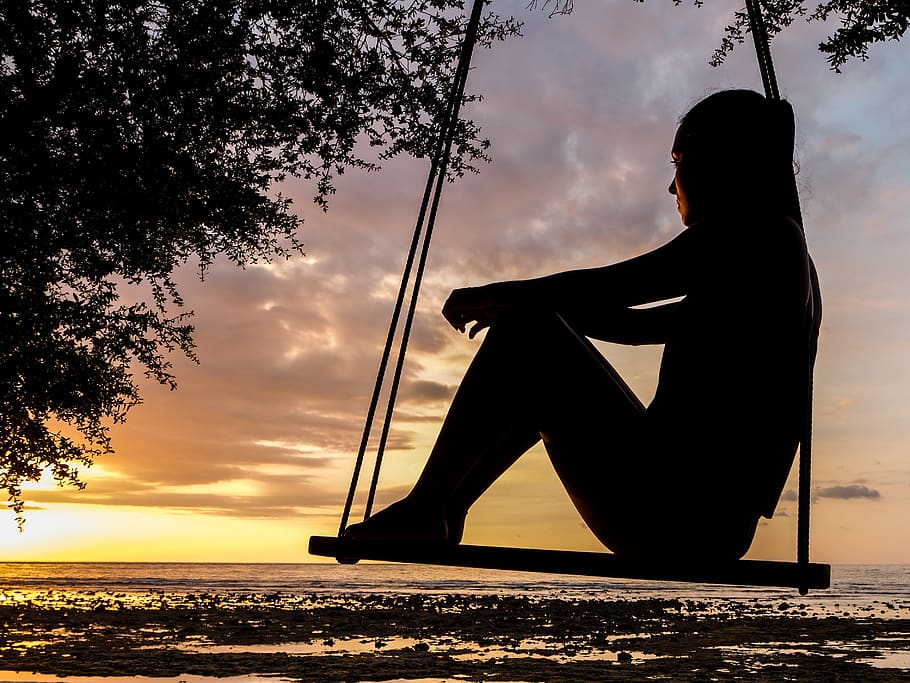 silueta, dona, swing, daurat, hores, retroil·luminat, platja, núvols, fosc, alba, somiar despert, paisatge, mirant, oceà, gent, persona, recreació, relaxant, mar, paisatge marí, vora del mar, ombra, assegut, cel, espiritual, estiu, sol, sortida del sol, posta de sol, pensar, viatge, aigua, una persona, naturalesa, bellesa a la natura, arbre, núvol - cel, estils de vida, dones, activitat d'oci, adult, terra, a l'aire lliure, 2K