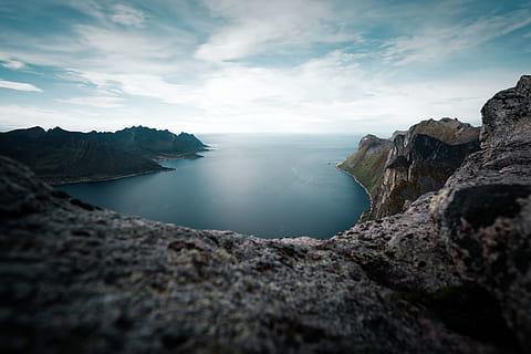 acqua tra atri, cielo, acqua, bellezza nella natura, scenics - natura, scena tranquilla, roccia, la tranquillità, natura, nuvola - cielo, roccia - oggetto, mare, solido, nessuno, giorno, idilliaco, terra, scena non urbana, montagna, all'aperto, formazione, 5K, CC0, dominio pubblico, privo di copyright