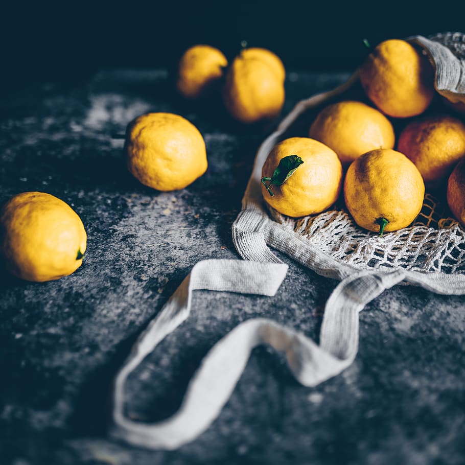 llimones grogues, menjar i beguda, menjar, alimentació saludable, fruita, frescor, benestar, cítrics, natura morta, taula, color taronja, primer pla, enfocament selectiu, cap gent, a l'interior, taronja, taronja - fruita, material de fusta, groc, grup d'objectes, ganivet de cuina, madur, 4K