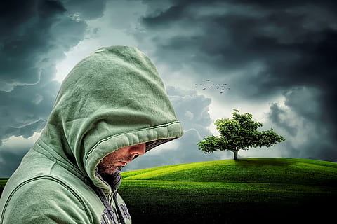 Zweifel, Trauer, traurig, Depression, Mensch, Kapuze, Jumper, einsam, Probleme, geschlossen, Gefühle, Emotion, Wolken, Gewitter, düster, verbergen, Hintergrund, ausblenden, hinlegen, hat verloren, wolke - himmel, Himmel, Pflanze, Baum, eine Person, Natur, grüne Farbe, Lebensstile, echte Menschen, Tag, Land, Feld, Freizeitbeschäftigung, Umgebung, Stehen, Gras, Schönheit in der Natur, draußen, Kapuze - Kleidung, verdecktes Gesicht, digitaler Verbund, 2K, CC0, gemeinfrei, lizenzfrei
