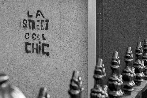 Los Angeles, ulice ces, šik, podepsat, text, sdělení, západní skript, den, detail, lidské ruky, velké písmeno, část lidského těla, ruka, nástěnný prvek, zaměřit se na popředí, část těla, skript, lidé, selektivní zaměření, non-západní skript, zpráva, lidský prst, 2K, CC0, veřejná doména, bez autorských práv