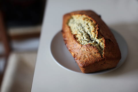 fotografia de primer pla, pa de plàtan, plat, al forn, borrós, pa, esmorzar, primer pla, deliciós, profunditat de camp, focus, menjar, casolà, pastisseria, dolç, saborós, menjar i beguda, a l'interior, alimentació saludable, frescor, cap gent, benestar, llest per menjar, entrepà, tir de l'estudi, centrar-se en primer pla, vista d’angle alt, taula, enfocament selectiu, placa, natura morta, berenar, fer dieta, sopar, 4K, CC0, domini públic, lliure de regalies