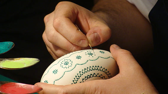 persona, detenzione, ovale, bianca, verde, ornamento, arte, creativo, Pasqua, uovo, pittura, mano umana, parte del corpo umano, mano, una persona, avvicinamento, in casa, sfondo nero, cibo, arte e artigianato, creatività, cibo e bevande, spazzola, pennello, adulto, abilità, dito, 1080P, CC0, dominio pubblico, privo di copyright