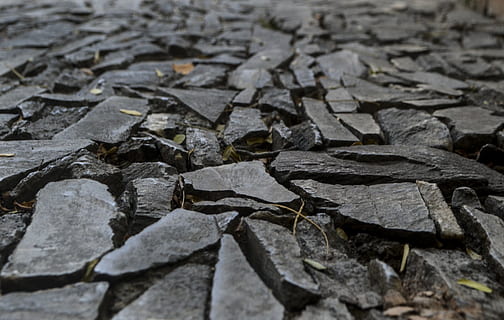 Rau, Textur, Natur, Muster, Rock, trocken, Oberfläche, abstrakt, gebrochen, Hintergründe, Vollbild, keine Leute, Nahansicht, selektiver Fokus, texturiert, Tag, High Angle View, draußen, Blatt, solide, Pflanzenteil, Stein, Feld, Stein - Objekt, Wasser, Fülle, Pflasterstein, Blätter, 2K, CC0, gemeinfrei, lizenzfrei