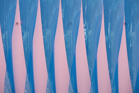 Kunst, Kunststoff, Installation, Vollbild, Hintergründe, Muster, keine Leute, Holz - Material, Tag, Nahansicht, Blau, Seite an Seite, texturiert, in einer Reihe, High Angle View, draußen, Wandbau - Funktion, gestreift, Wiederholung, Sicherheit, Metall, Natur, Wasser, 4K, CC0, gemeinfrei, lizenzfrei