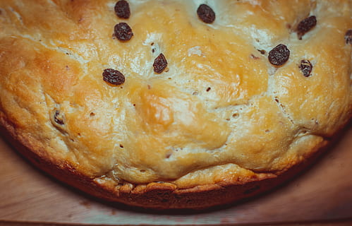 brioşă, alimente, pâine, chiflă, pizza, desert, ou, covrigului, tort, face de mântuială, ciocolată, cornbread, stafide, plăcintă, brie, patiserie, croissant, cacao, aluat, crema de ou, Plăcintă cu mere, mancare si bautura, prospeţime, copt, gata să mănânce, a închide, în interior, mâncare dulce, masa, nici o persoana, fruct, dulce, lemn - material, vedere în unghi mare, indulgenţă, natură moartă, stafidă, ispită, 5K, CC0, domeniu public, fără drepturi de autor