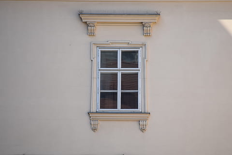finestra, edifici, vell, gòtic, façana, arquitectura, paret, palau, exterior de l'edifici, estructura construïda, cap gent, dia, funció de construcció de parets, casa, barri residencial, a l'aire lliure, tancat, Color blanc, vista d’angle baix, còpia espai, vidre - material, protecció, naturalesa, material de fusta, marc de finestra, 5K, CC0, domini públic, lliure de regalies