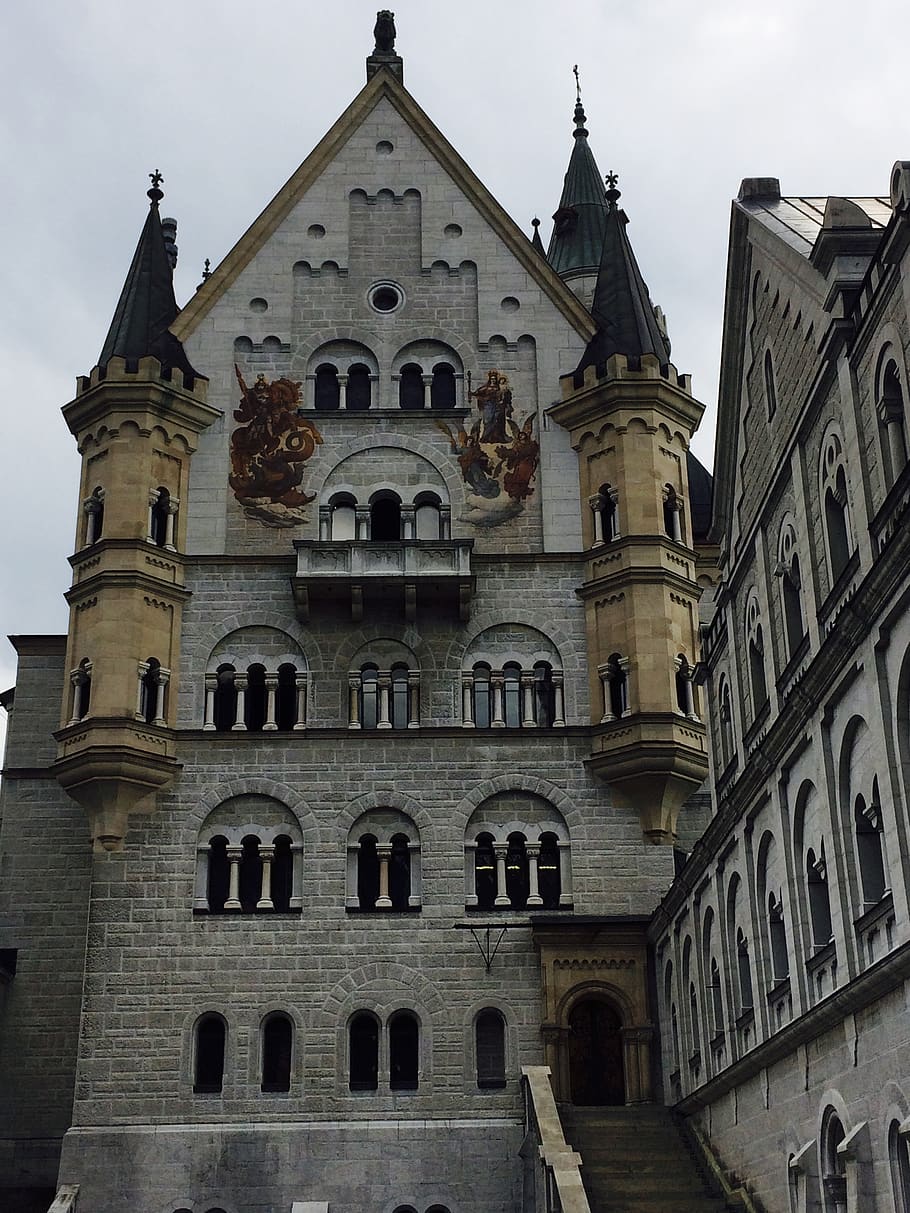 architektura, wieża, budynek, wieża kościelna, iglica, wieża zegarowa, zamek, Miasto, miejski, śródmieście, neuschwanstein, Niemcy, metropolia, pieszy, fort, chodnik, ścieżka, dzwonnica, cegła, zbudowana struktura, na zewnątrz budynku, niebo, niski kąt widzenia, duchowość, religia, wiara, historia, miejsce kultu, przeszłość, okno, Natura, łuk, żadnych ludzi, cele podróży, na dworze, styl gotycki, 2K