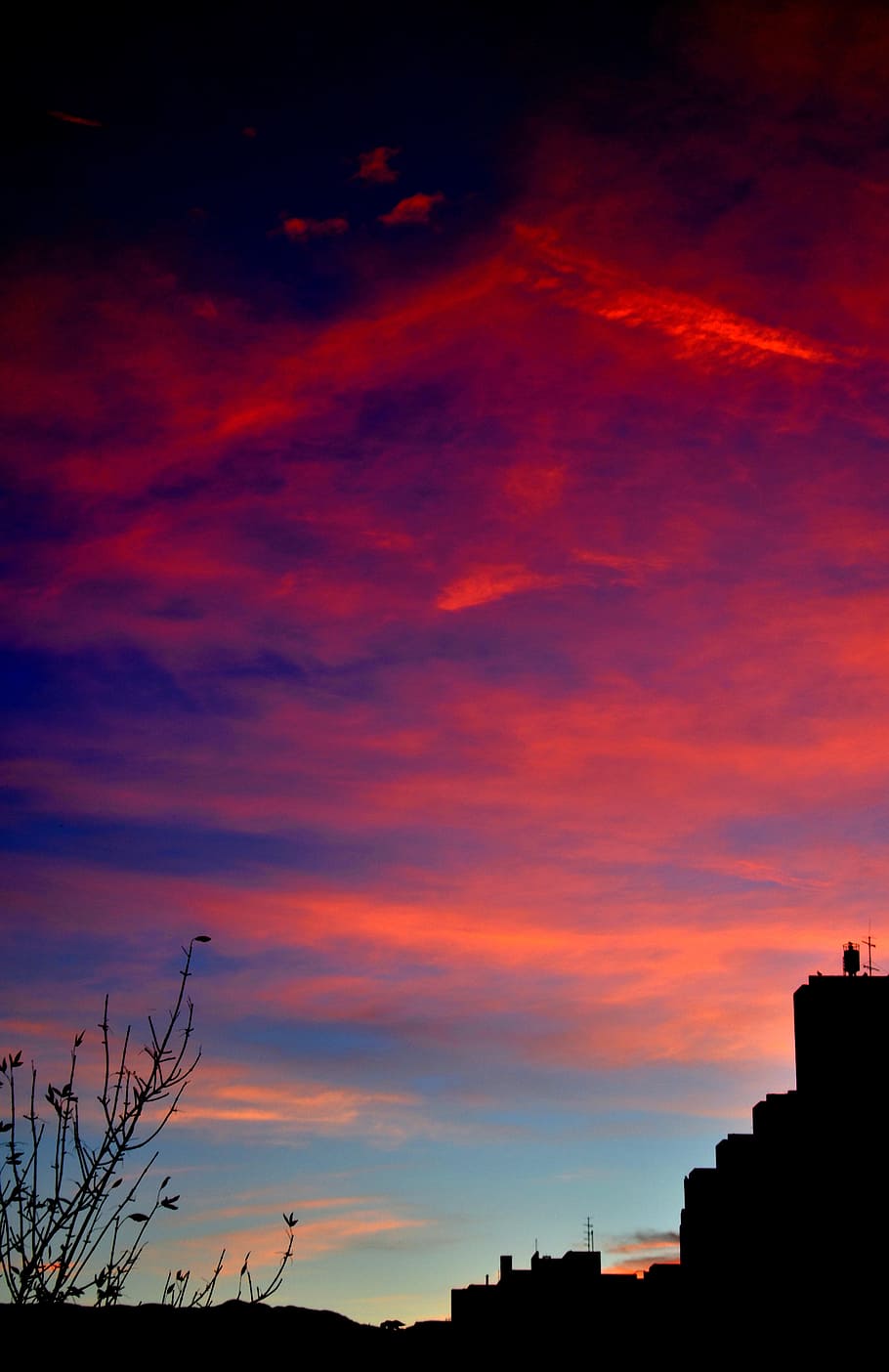 sortida del sol, tempesta, núvols, alba, cel, cel tempestuós, dramàtica, al matí, avançant la llum, ominós, llum, amenaçador, amenaçadora, cel porpra, atmosfera, núvol - cel, silueta, posta de sol, arquitectura, color taronja, estructura construïda, exterior de l'edifici, naturalesa, cel dramàtic, bellesa a la natura, escenics - natura, cap gent, edifici, ciutat, a l'aire lliure, escena tranquil·la, tranquil·litat, vespre, vista d’angle baix, cel romàntic, 5K