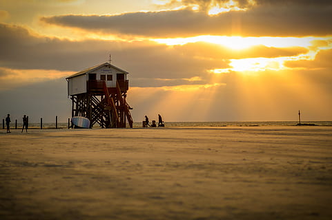 Weiß, Rettungsschwimmerhaus, Strand, genommen, Wolken, Orange, Himmel, Dämmerung, Abend, goldene Stunde, Horizont, Haus, Landschaft, Rettungsschwimmer-Turm, Natur, Ozean, draußen, Menschen, Sand, szenisch, Meer, seelandschaft, Silhouetten, Treppe, Sonne, Sonnenlicht, Sonnenstrahlen, Sonnenuntergang, Wasser, Wellen, Holzhaus, gebaute Struktur, die Architektur, Land, wolke - himmel, Gebäudehülle, Hütte, Rettungsschwimmerhütte, Szenen - Natur, künstliche Struktur, Schönheit in der Natur, Sicherheit, zufällige Menschen, Horizont über Wasser, 2K, CC0, gemeinfrei, lizenzfrei
