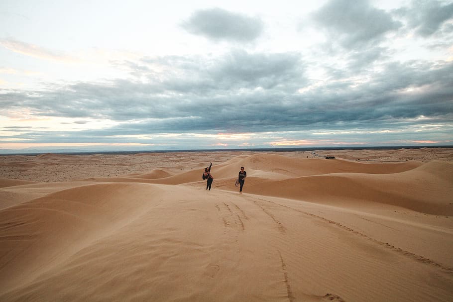 zataženo, zimní, Studený, expedice, unsplash expedice, výlet, příteli, osoba, Příroda, písečná duna, písek, přistát, scenics - příroda, mrak - nebe, krása v přírodě, poušť, nebe, pláž, mimoměstské scény, krajina, skutečných lidí, suché podnebí, klimatu, volnočasové aktivity, klidné scény, klid, dva lidé, muži, horizont, venku, 5K