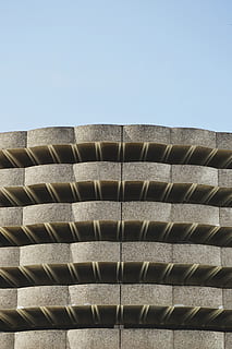 arquitectura, edifici, infraestructura, estructura, establiment, apartament, finestres, condomini, hotel, núvols, cel, estructura construïda, cel clar, patró, vista d’angle baix, exterior de l'edifici, còpia espai, llum solar, naturalesa, dia, cap gent, metall, a l'aire lliure, repetició, característica arquitectònica, blau, funció de construcció de parets, forma geomètrica, 5K, CC0, domini públic, lliure de regalies