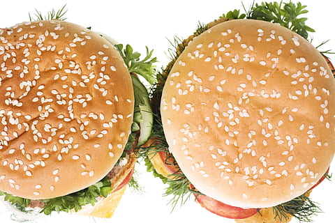 un pan, marrón, bollo, hamburguesa, queso Cheddar, queso, hamburguesa con queso, clásico, de cerca, color, vistoso, cocido, cocina, delicioso, dieta, cena, comiendo, rápido, gordo, comida, Fresco, A la parrilla, icono, aislado, jugoso, lechuga, almuerzo, mayonesa, carne, nutrición, objeto, cebolla, picnic, ensalada, Sandwich, salsa, semilla, sésamo, soltero, bocadillo, sabroso, tomate, insalubre, comida y bebida, naturaleza muerta, nadie, frescura, comida rápida, listo para comer, comer poco saludable, adentro, semilla de sésamo, Fondo blanco, indulgencia, tentación, 720P, CC0, dominio público, libre de derechos